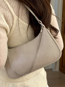 Sac baguette beige chic à grande capacité avec chaîne métallique et bandoulière en cuir
