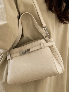 Borsa a tracolla beige motivo litchi con chiusura a rotazione e cappotto abbinato