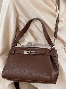 Elegante borsa a mano in pelle marrone scuro con fibbia in metallo e manico superiore