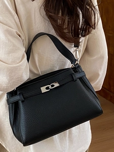 Borsa a trapezio classica in pelle martellata nera con chiusura in metallo