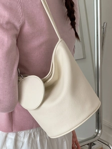 Sac seau minimaliste en similicuir beige avec petit porte-monnaie rond amovible et bandoulière