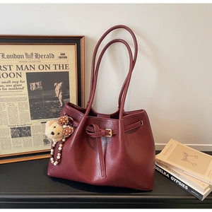 Détails du sac cabas bordeaux foncé avec pendentif ours et boucles élégantes