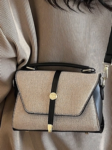Sac à main beige tissé élégant avec garniture en cuir noir et boucle dorée