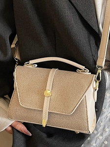 Sac à main chic beige et marron avec texture tissée et fermoir en métal rond