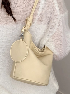 Sac seau beige chic avec bandoulière à nœud et petit pochon rond assorti pour femme