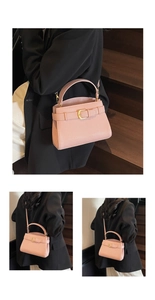 Sac à main en cuir rose avec boucle dorée présenté sur un escalier en bois vintage