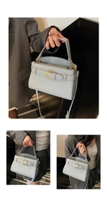 Détail du sac à main en cuir bleu clair avec motif litchi, boucle dorée et bandoulière
