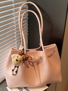 Sac fourre-tout en similicuir rose avec boucle et pendentif ours en peluche chic