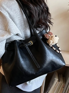 Sac fourre-tout tendance en cuir mat noir pour femme avec charmant porte-clés ours