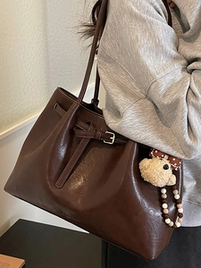 Sac fourre-tout chic en cuir vintage marron foncé avec charme d'ours en peluche
