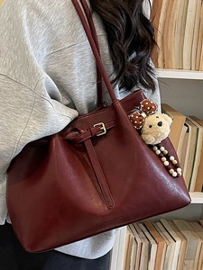 Sac fourre-tout bordeaux à la mode en cuir mat avec breloque ours et longue bandoulière de sac