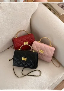 Detail von gesteppten Gitter-Handtaschen in Rot, Rosa und Schwarz mit Metallketten