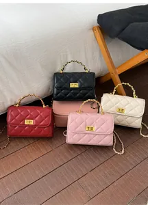 Gesteppte Klappentaschen mit Kette in Rot, Schwarz, Rosa und Beige mit goldenem Drehverschluss