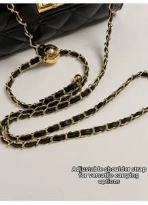 Detail der schwarzen Steppleder-Umhängetasche mit verstellbarer Goldkugel-Kettenschnalle