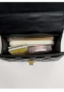 Innenansicht der schwarzen Stepptasche mit Platz für Handys und Make-up-Produkte