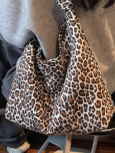 Fashionable leopard print canvas tote bag with unique knotted handle for casual wear