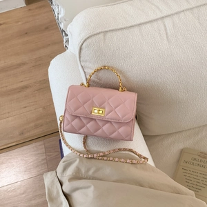 Detailansicht der rosa gesteppten Umhängetasche mit goldener Kette und Drehverschluss