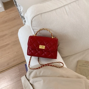 Detailaufnahme der roten Stepptasche mit goldenem Kettenhemd und rechteckigem Drehverschluss