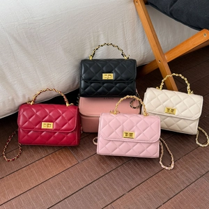Gesteppte Ketten-Umhängetaschen in Schwarz, Rot, Rosa und Weiß mit Gold-Hardware