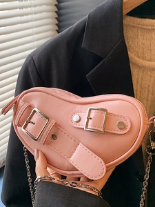 Sac sous le bras chic en forme de cœur rose avec boucles en métal et bandoulière chaîne