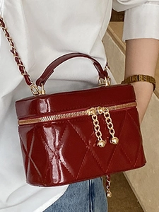 Elegante borsa a scatola trapuntata rosso vino con tracolla a catena dorata