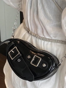 Sac sous le bras minimaliste en cuir verni noir avec boucles argentées et chaîne cœur