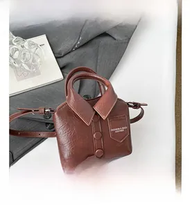 Gros plan sur le mini sac bandoulière style chemise en similicuir marron
