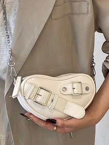 Sac sous le bras minimaliste crème en forme de cœur avec chaîne argentée et style motard