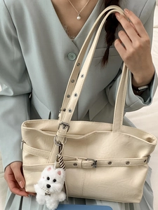 Grand sac fourre-tout blanc cassé avec boucle décorative et breloque chien peluche