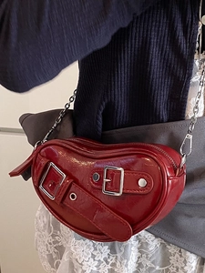 Sac sous le bras minimaliste en cuir verni rouge en forme de cœur avec chaîne argentée
