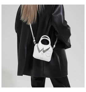 Détail du sac à bandoulière créatif en cuir PU blanc avec poche latérale décorative chic