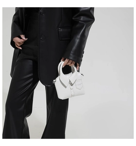 Détails du sac à main blanc style chemise avec col à revers et finitions argentées