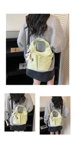 Détail du sac en toile vert clair avec poches frontales et pendentif poney