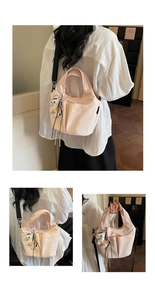 Sac seau rose en toile avec poches extérieures, bandoulière amovible et charm de poney