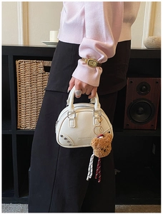 Sac demi-lune blanc avec rivets argentés et un charmant petit ours en peluche marron