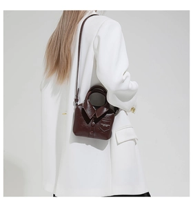 Détail du mini sac bandoulière original en cuir en forme de chemise marron foncé