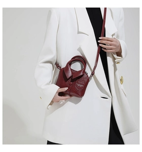 Détail du mini sac bandoulière rouge foncé en forme de chemise avec col et boutons décoratifs
