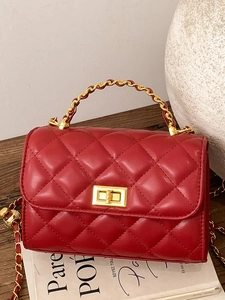 Rote Stepptasche aus Leder mit goldener Kette und quadratischem Drehverschluss