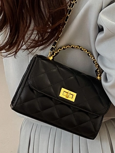 Klassische schwarze Stepptasche mit goldener Kette und edlem Drehverschluss