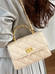Schicke beige gesteppte Umhängetasche mit goldener Kette und Drehverschluss