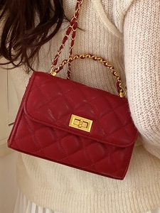 Elegante rote gesteppte Umhängetasche mit goldener Kette und Metalldrehverschluss für Damen