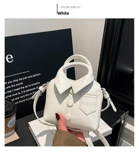 Vue détaillée du sac à main blanc en forme de chemise avec boutons et logo