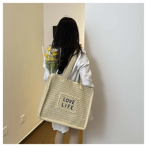 Détail du sac cabas tissé beige avec broderie LOVE LIFE noire et grande capacité de rangement