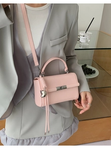 Rosa Umhängetasche aus Leder mit silbernem Drehverschluss und Herz-Anhänger