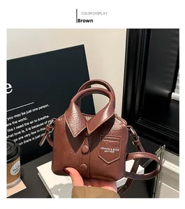 Détail du sac à main en cuir marron en forme de chemise avec col et boutons décoratifs