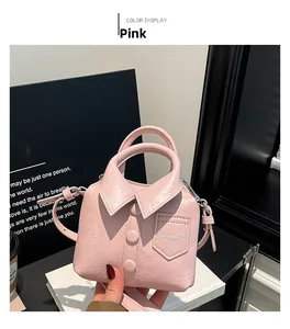 Détail d'un sac à main rose en forme de chemise avec col à revers et boutons