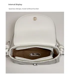 Vue interne d'un sac blanc demi-lune avec compartiment principal zippé et doublure