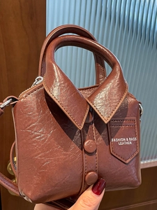 Petit Sac à Bandoulière Créatif en Cuir PU Forme de Chemise pour Femme Sac à Épaule Décontracté Couleur Unie Avec Poignée Détail de Bouton