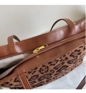 Détail du cabas léopard avec fermeture éclair en métal et doublure en tissu