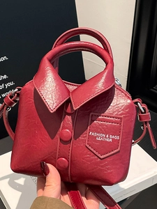 Sac bandoulière créatif rouge foncé style chemise avec col et boutons pour femme élégante